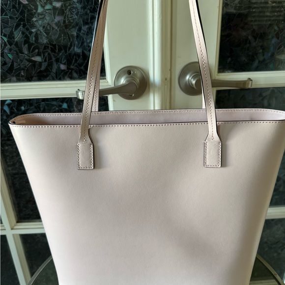 Kate Spade
EUC Kate Spade Sawyer Street
Maxi Tote - Picture 9 of 11
